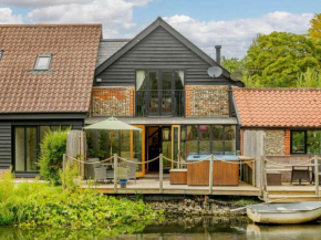 16th Century Cartlodge with private hot tub, Diss